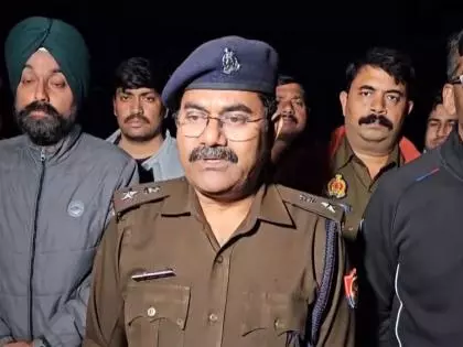 Jhansi में पुलिस मुठभेड़ में लूट के दो आरोपी घायल, कैश और हथियार बरामद Jhansi में पुलिस मुठभेड़ में लूट के दो आरोपी घायल, कैश और हथियार बरामद