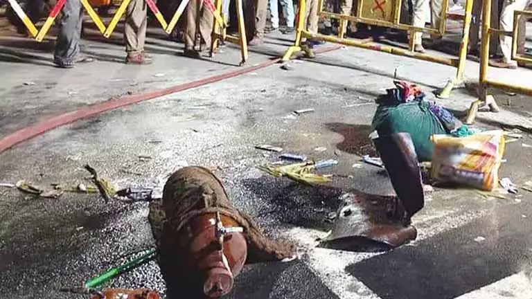 Kallakurichi के पास रिवर फेस्टिवल में हीलियम गैस सिलेंडर फटने से महिला की मौत, 10 से ज़्यादा घायल Kallakurichi के पास रिवर फेस्टिवल में हीलियम गैस सिलेंडर फटने से महिला की मौत, 10 से ज़्यादा घायल