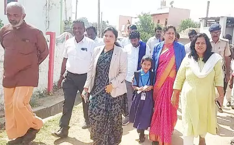 Karnataka : स्टूडेंट 6 महीने बाद स्कूल लौटा Karnataka : स्टूडेंट 6 महीने बाद स्कूल लौटा