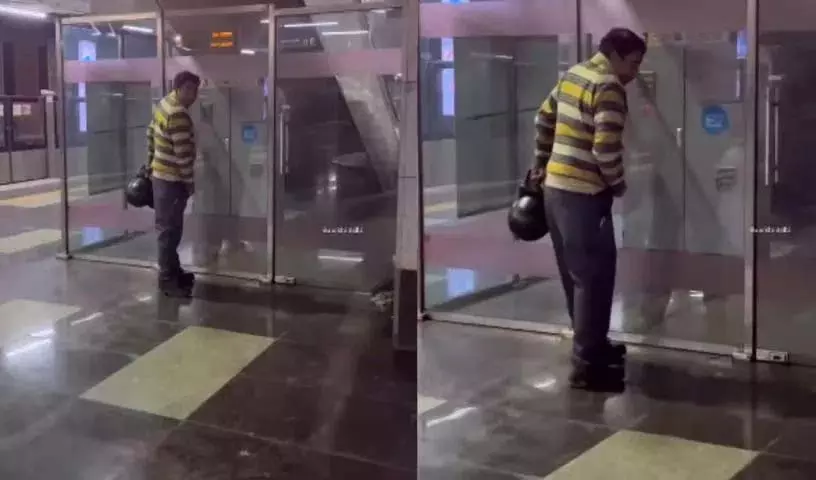 Delhi Metro के अंदर आदमी ने पेशाब किया, वायरल वीडियो से ऑनलाइन गुस्सा Delhi Metro के अंदर आदमी ने पेशाब किया, वायरल वीडियो से ऑनलाइन गुस्सा