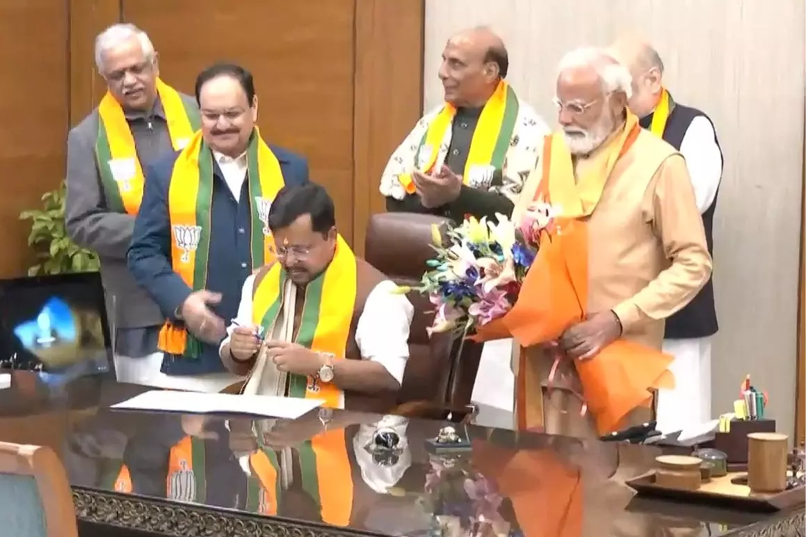 PM मोदी और केंद्रीय मंत्रियों के साथ नितिन नवीन ने BJP के नए अध्यक्ष का पद संभाला PM मोदी और केंद्रीय मंत्रियों के साथ नितिन नवीन ने BJP के नए अध्यक्ष का पद संभाला