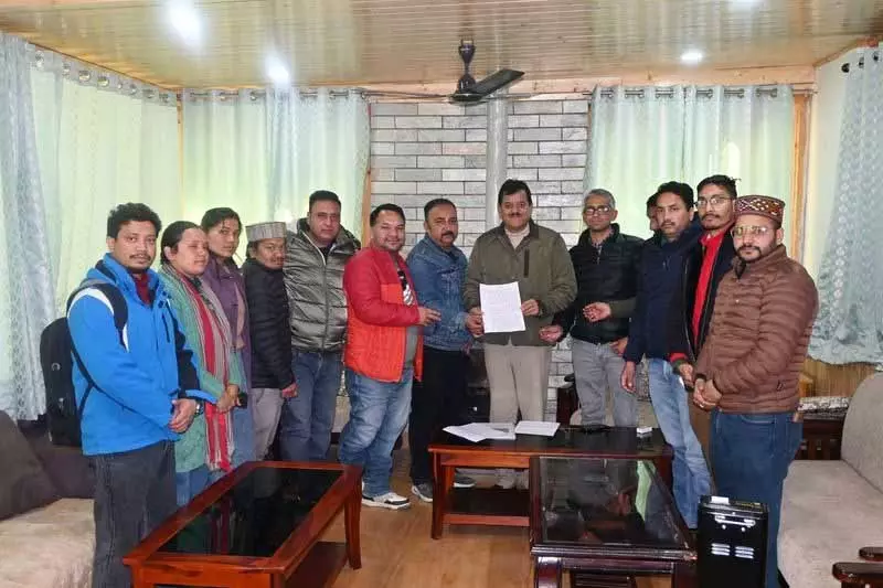 Kullu: पटवारी और कानूनगो पर हमला करने के आरोप में नग्गर ब्लॉक डेवलपमेंट कमेटी के चेयरमैन गिरफ्तार Kullu: पटवारी और कानूनगो पर हमला करने के आरोप में नग्गर ब्लॉक डेवलपमेंट कमेटी के चेयरमैन गिरफ्तार