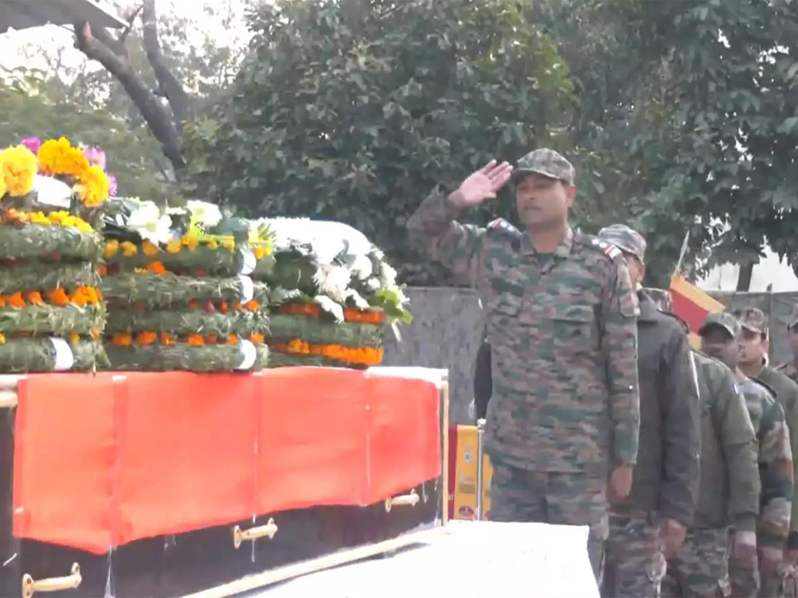 Kishtwar आतंकवाद विरोधी अभियान में शहीद हुए हवलदार को सेना के अधिकारियों ने दी अंतिम श्रद्धांजलि Kishtwar आतंकवाद विरोधी अभियान में शहीद हुए हवलदार को सेना के अधिकारियों ने दी अंतिम श्रद्धांजलि