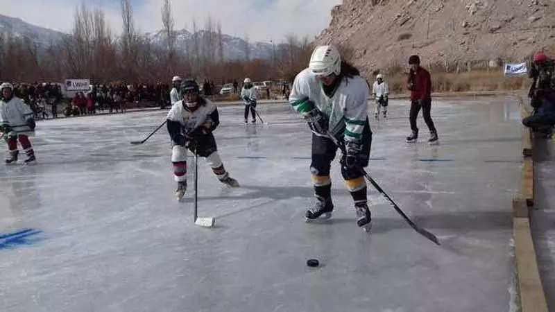 Lahaul Valley में बच्चों के लिए आइस हॉकी ट्रेनिंग को नया बढ़ावा Lahaul Valley में बच्चों के लिए आइस हॉकी ट्रेनिंग को नया बढ़ावा