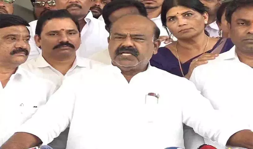 बीआरएस नेता मधुसूदन चारी ने हरीश राव को SIT Notice देने पर रेवंत रेड्डी की आलोचना की बीआरएस नेता मधुसूदन चारी ने हरीश राव को SIT Notice देने पर रेवंत रेड्डी की आलोचना की