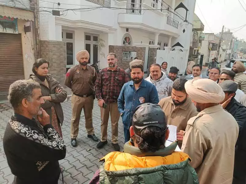 Khanna में कपड़ा व्यापारी के घर पर हमलावरों ने की गोलीबारी, दहशत Khanna में कपड़ा व्यापारी के घर पर हमलावरों ने की गोलीबारी, दहशत