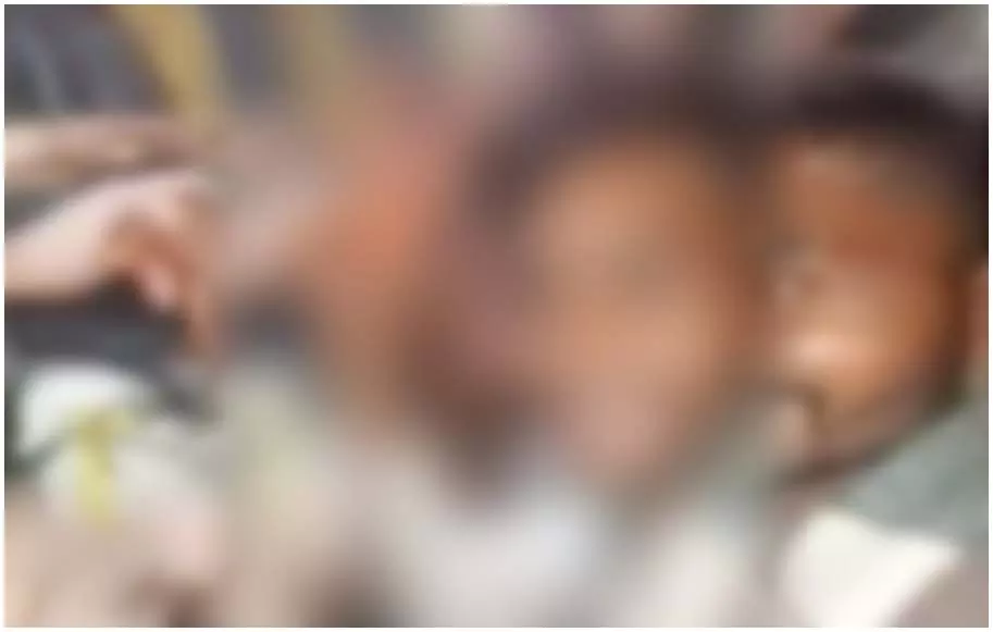युवक के साथ बर्बरता का वीडियो वायरल, मां बेहद दुखी युवक के साथ बर्बरता का वीडियो वायरल, मां बेहद दुखी