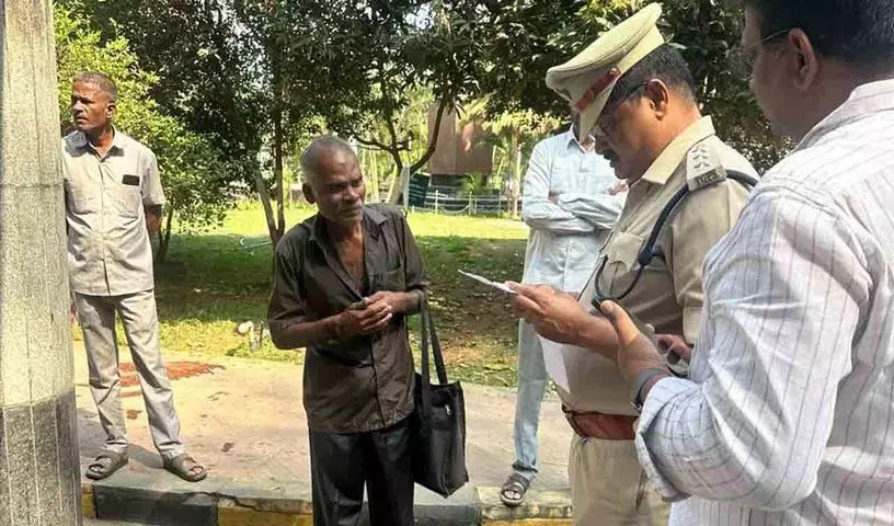 Sangareddy Collectorate में पैसे के नुकसान से परेशान पीड़ित ने आत्महत्या की कोशिश की Sangareddy Collectorate में पैसे के नुकसान से परेशान पीड़ित ने आत्महत्या की कोशिश की