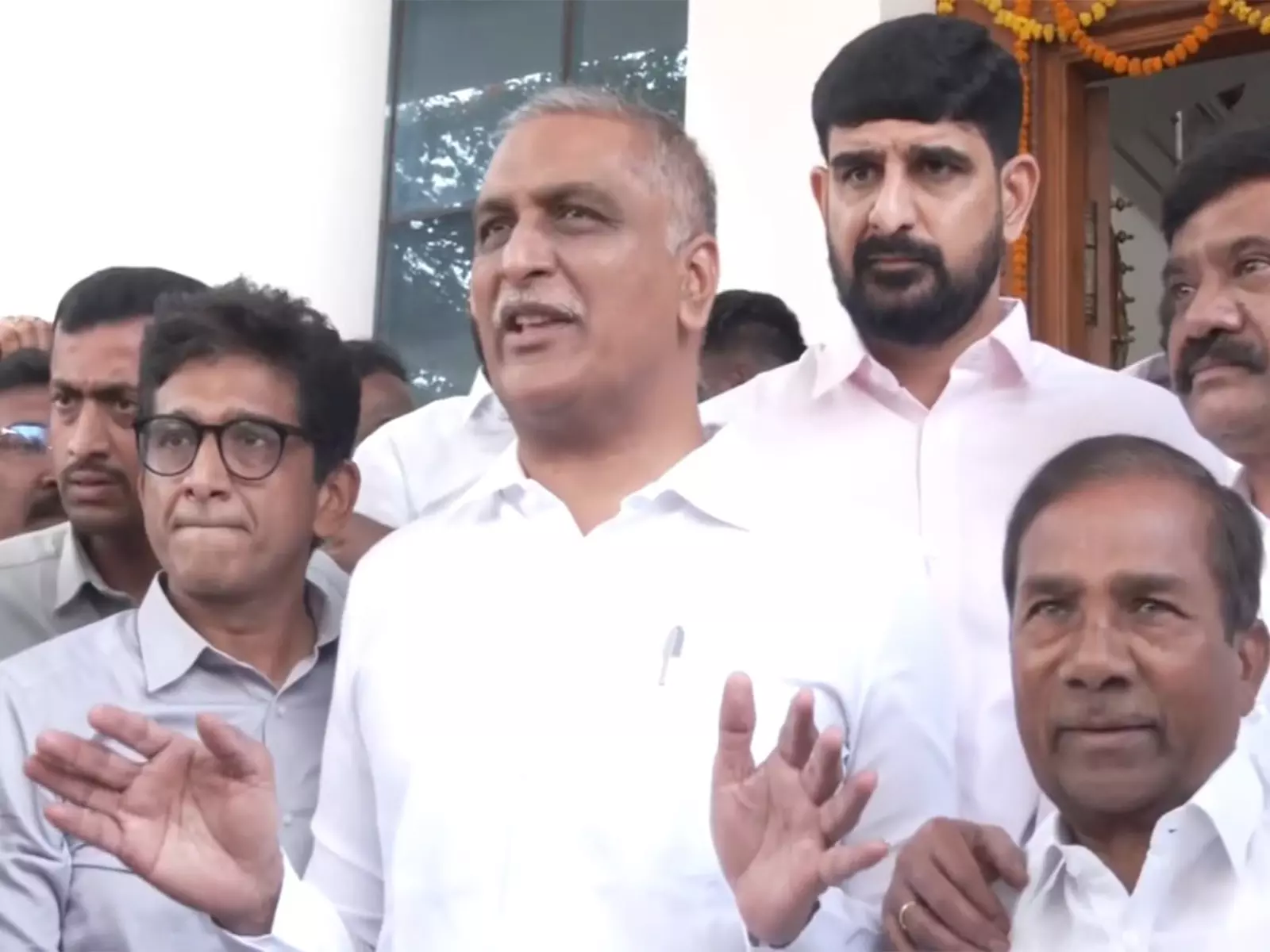 Harish Rao ने फोन टैपिंग नोटिस को राजनीति बताया Harish Rao ने फोन टैपिंग नोटिस को राजनीति बताया