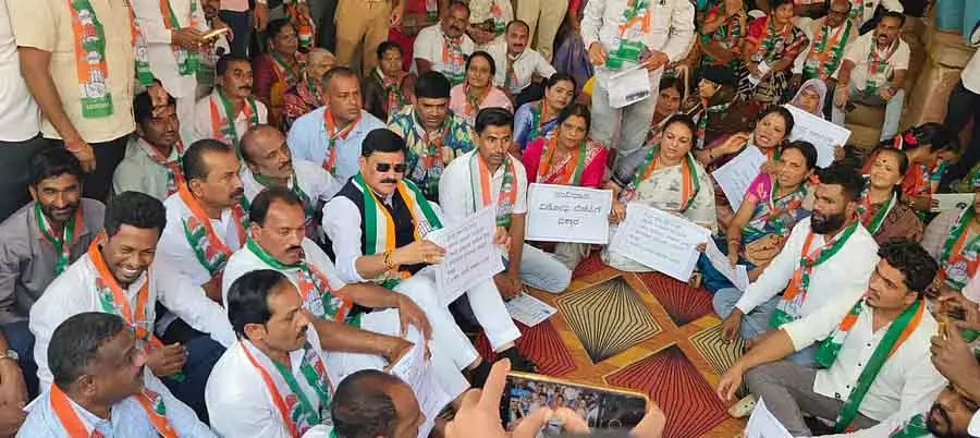 जॉब गारंटी के नेचर में बदलाव: Congress ने केंद्र के खिलाफ विरोध प्रदर्शन किया जॉब गारंटी के नेचर में बदलाव: Congress ने केंद्र के खिलाफ विरोध प्रदर्शन किया