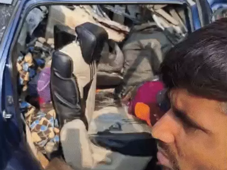 तेज रफ्तार कार कंटेनर से टकराई, तीन की मौत, 7 घायल तेज रफ्तार कार कंटेनर से टकराई, तीन की मौत, 7 घायल