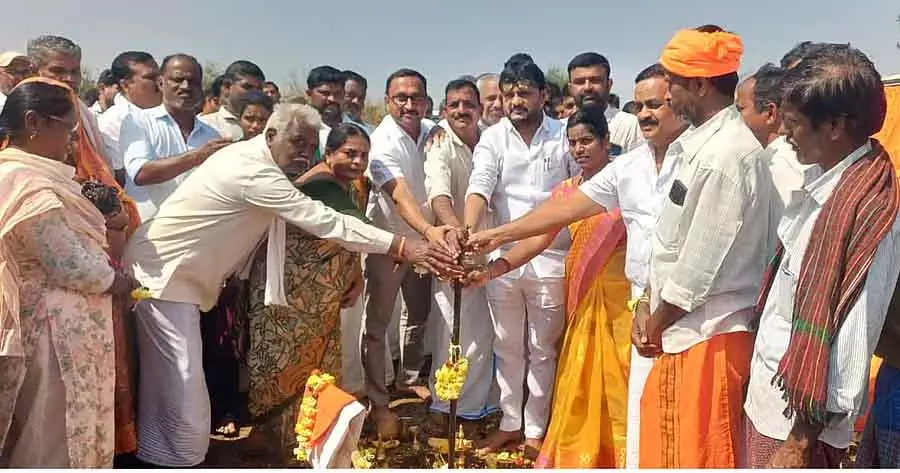 Karnataka : इंदिरा गांधी आवासीय विद्यालय के लिए भूमि पूजन समारोह Karnataka : इंदिरा गांधी आवासीय विद्यालय के लिए भूमि पूजन समारोह