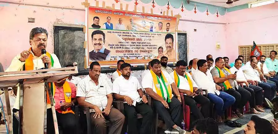 Karnataka : अयस्क ट्रकों की आवाजाही रोक दी गई Karnataka : अयस्क ट्रकों की आवाजाही रोक दी गई
