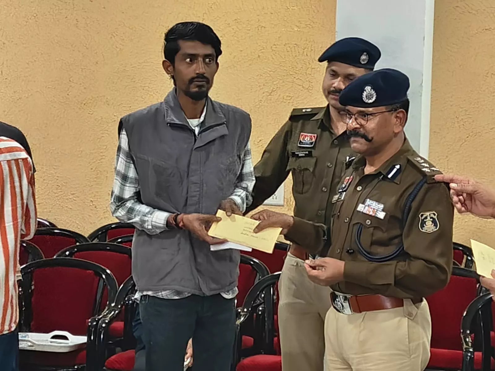 रायपुर पुलिस ने गुम-चोरी 200 नग मोबाईल ढूंढ निकाले रायपुर पुलिस ने गुम-चोरी 200 नग मोबाईल ढूंढ निकाले