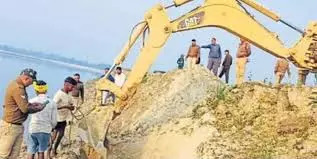 Bareilly: रामगंगा में मिली मृत गायों की खबर ने बढ़ाई सनसनी Bareilly: रामगंगा में मिली मृत गायों की खबर ने बढ़ाई सनसनी