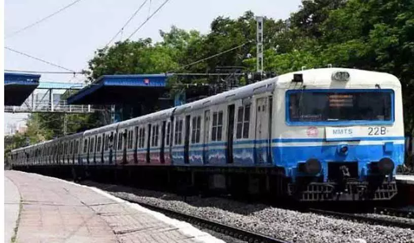 यात्रियों ने शमशाबाद एयरपोर्ट तक MMTS एक्सटेंशन की मांग की यात्रियों ने शमशाबाद एयरपोर्ट तक MMTS एक्सटेंशन की मांग की