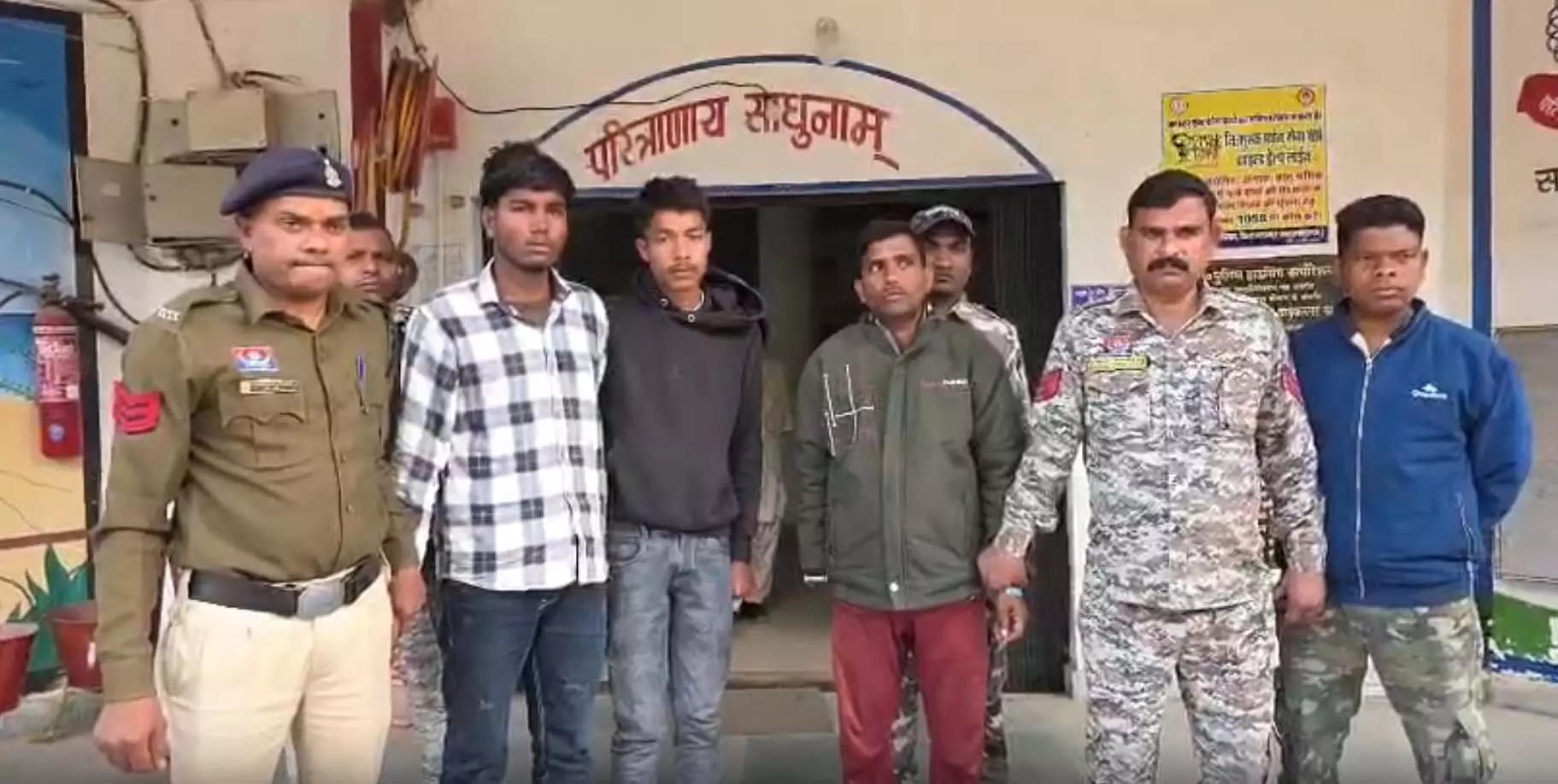 काम दिलाने के बहाने बुलाकर रिश्तेदार ने साथियों संग किया गैंगरेप, तीन आरोपी गिरफ्तार काम दिलाने के बहाने बुलाकर रिश्तेदार ने साथियों संग किया गैंगरेप, तीन आरोपी गिरफ्तार