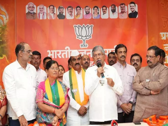 पुणे के शिरुर इलाके के पूर्व NCP विधायकों के परिवार BJP में शामिल हुए पुणे के शिरुर इलाके के पूर्व NCP विधायकों के परिवार BJP में शामिल हुए