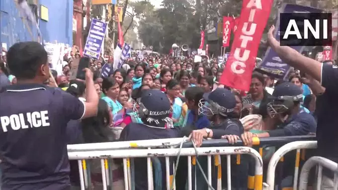 कोलकाता में आंगनवाड़ी कर्मियों का प्रदर्शन, मानदेय बढ़ोतरी और स्थायी नियुक्ति की मांग कोलकाता में आंगनवाड़ी कर्मियों का प्रदर्शन, मानदेय बढ़ोतरी और स्थायी नियुक्ति की मांग