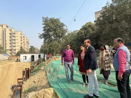 सड़क सुरक्षा को लेकर ग्रेटर नोएडा प्राधिकरण का अभियान, अधिकारियों ने नालों पर बने पुलों का किया निरीक्षण सड़क सुरक्षा को लेकर ग्रेटर नोएडा प्राधिकरण का अभियान, अधिकारियों ने नालों पर बने पुलों का किया निरीक्षण