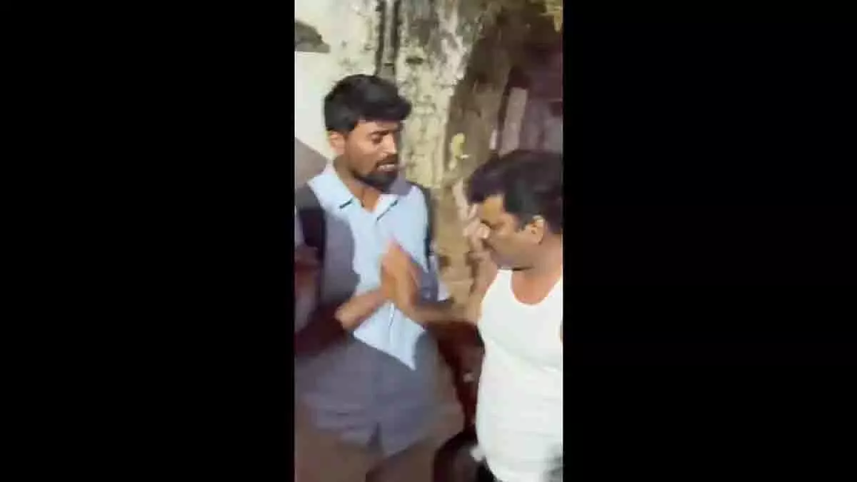 Telangana: जब्त गाड़ी पर आपत्ति जताने पर पुलिस ने शिकायतकर्ताओं पर हमला किया Telangana: जब्त गाड़ी पर आपत्ति जताने पर पुलिस ने शिकायतकर्ताओं पर हमला किया