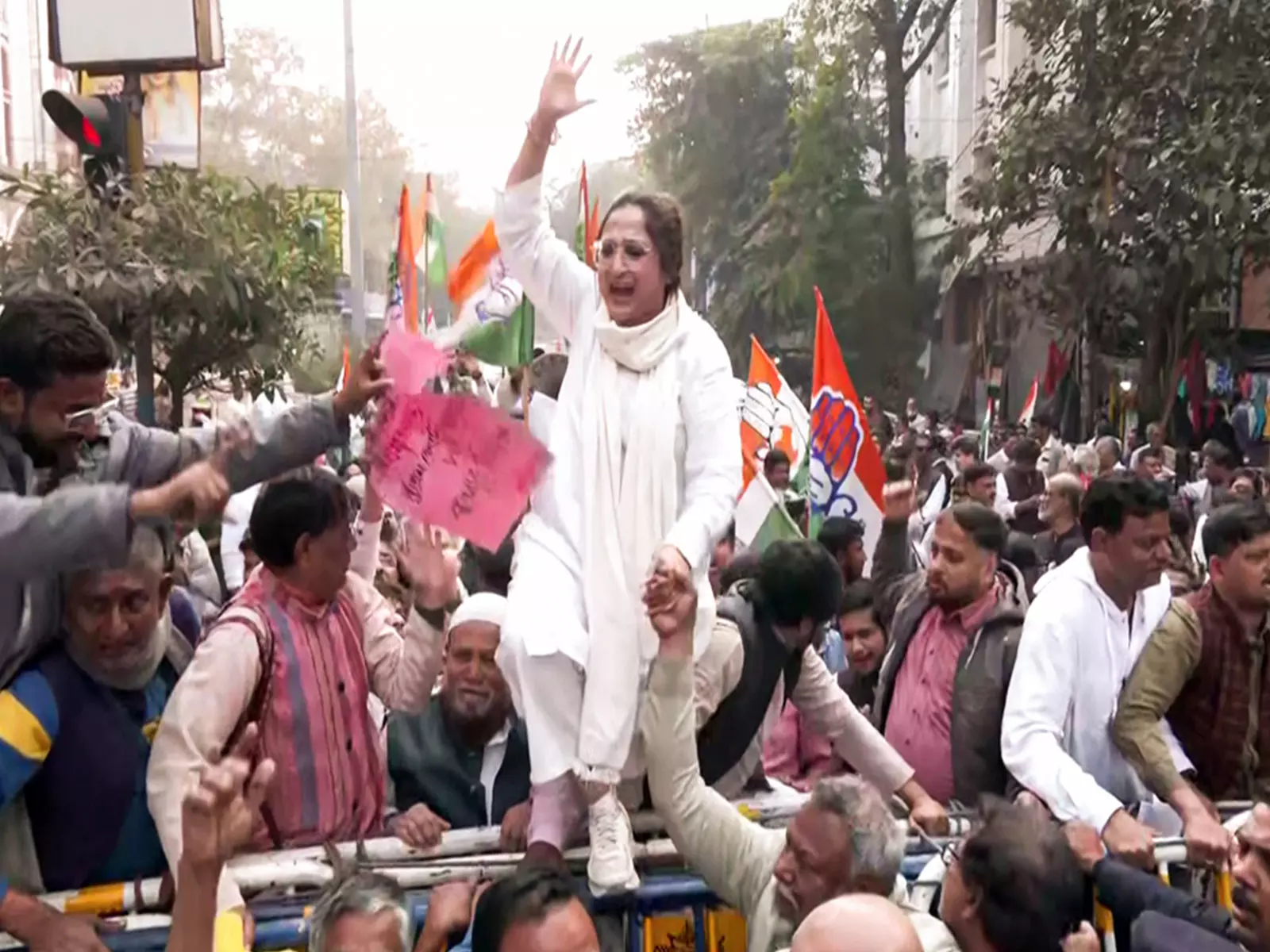 Congress कार्यकर्ताओं ने चुनाव आयोग के कार्यालय के बाहर एसआईआर के खिलाफ विरोध प्रदर्शन किया Congress कार्यकर्ताओं ने चुनाव आयोग के कार्यालय के बाहर एसआईआर के खिलाफ विरोध प्रदर्शन किया