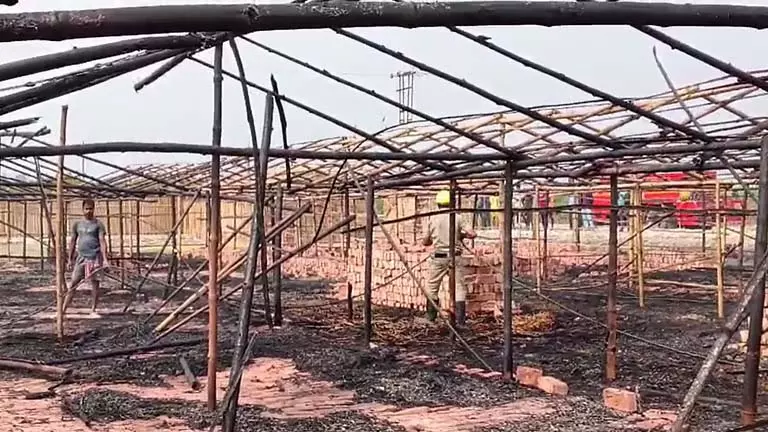 Gangasagar में आग लगने से अस्थायी शेल्टर और खाने की दुकानें जलकर खाक हो गईं Gangasagar में आग लगने से अस्थायी शेल्टर और खाने की दुकानें जलकर खाक हो गईं