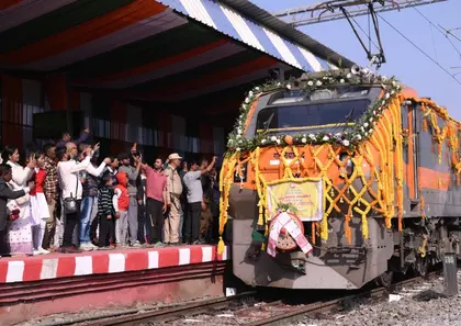 वंदे भारत स्लीपर ट्रेन: Assam में यात्रियों ने दिया जबरदस्त स्वागत वंदे भारत स्लीपर ट्रेन: Assam में यात्रियों ने दिया जबरदस्त स्वागत