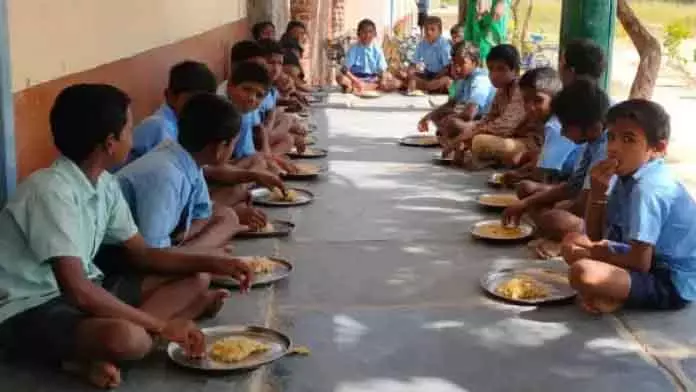 Tamil Nadu में मिड-डे मील वर्कर्स की अनिश्चितकालीन हड़ताल: स्कूलों में मिड-डे मील सेवाओं पर संकट Tamil Nadu में मिड-डे मील वर्कर्स की अनिश्चितकालीन हड़ताल: स्कूलों में मिड-डे मील सेवाओं पर संकट