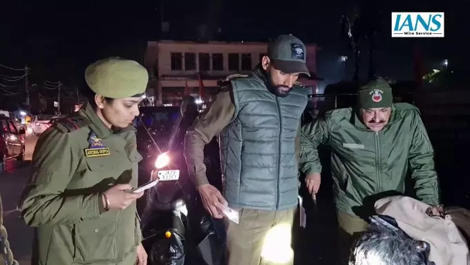 गणतंत्र दिवस से पहले रियासी जिले में सुरक्षा कड़ी, चप्पे-चप्पे पर पुलिस और सुरक्षा बलों की पैनी नजर गणतंत्र दिवस से पहले रियासी जिले में सुरक्षा कड़ी, चप्पे-चप्पे पर पुलिस और सुरक्षा बलों की पैनी नजर