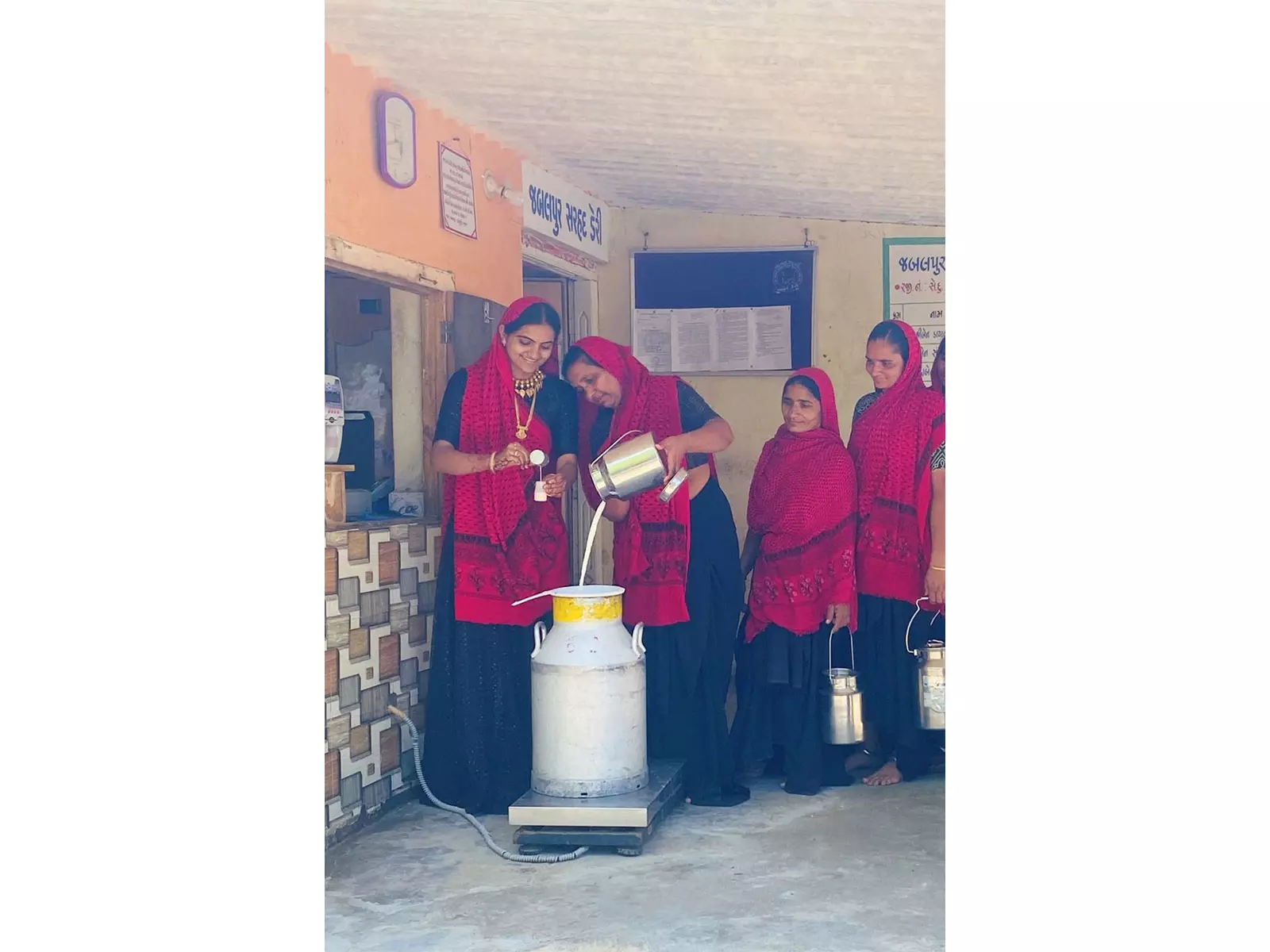Sarhad Dairy की पहल के माध्यम से कच्छ में 25 वर्षों में उल्लेखनीय परिवर्तन देखने को मिला Sarhad Dairy की पहल के माध्यम से कच्छ में 25 वर्षों में उल्लेखनीय परिवर्तन देखने को मिला