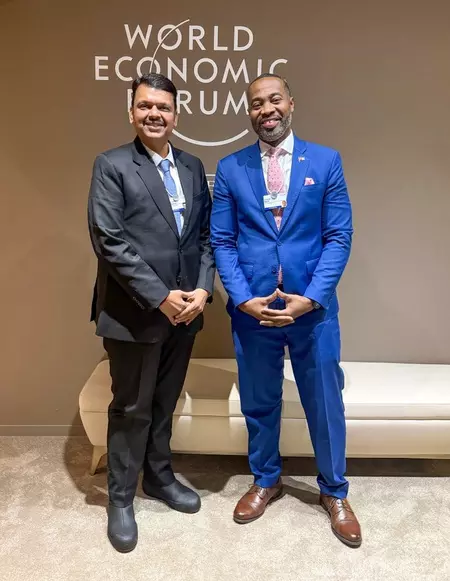 देवेंद्र फडणवीस ने डेवोस में बरमूडा के प्रीमियर से की मुलाकात, वैश्विक सहयोग पर जोर देवेंद्र फडणवीस ने डेवोस में बरमूडा के प्रीमियर से की मुलाकात, वैश्विक सहयोग पर जोर