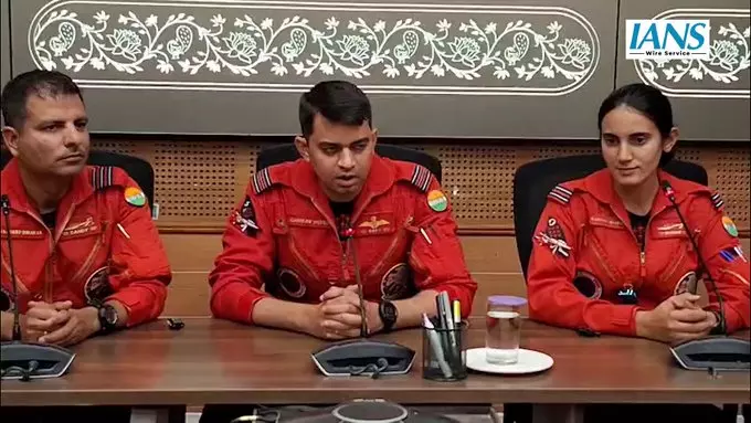 सूर्यकिरण एरोबेटिक टीम का प्रदर्शन: नौ लड़ाकू विमानों की फ्लाइट, Composite और Solo Phase सूर्यकिरण एरोबेटिक टीम का प्रदर्शन: नौ लड़ाकू विमानों की फ्लाइट, Composite और Solo Phase