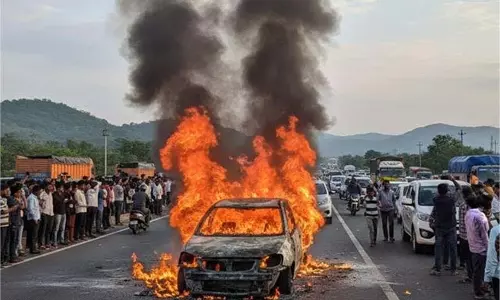 Jammu-Kashmir:  चलती कार बनी आग का गोला,मची अफरा-तफरी