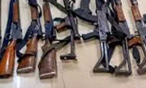 दुकान से कई हथियार बरामद, पुलिस को मिली थी खुफिया जानकारी