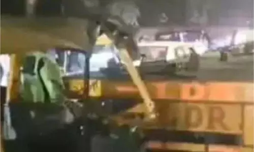 Jharkhand Accident: खड़े ट्रेलर से टकराई तेज रफ्तार टेंपो, चालक की मौत Jharkhand Accident: खड़े ट्रेलर से टकराई तेज रफ्तार टेंपो, चालक की मौत