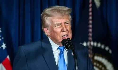 Trump ने टैरिफ का बचाव किया, $2,000 का डिविडेंड देने का ऐलान Trump ने टैरिफ का बचाव किया, $2,000 का डिविडेंड देने का ऐलान