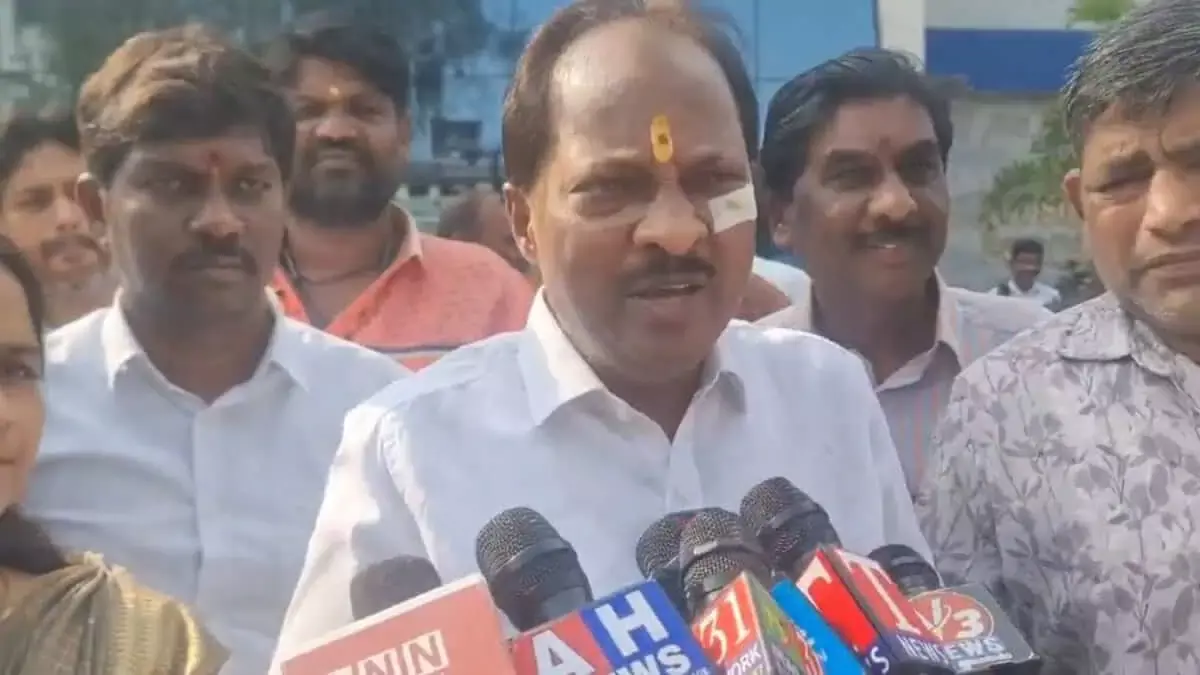 Hyderabad में राजा सिंह के सहयोगी ने बीआरएस नेता पर हमला किया Hyderabad में राजा सिंह के सहयोगी ने बीआरएस नेता पर हमला किया