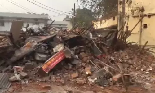 रायपुर में रेप के आरोपी अधेड़ के घर चला बुलडोजर रायपुर में रेप के आरोपी अधेड़ के घर चला बुलडोजर