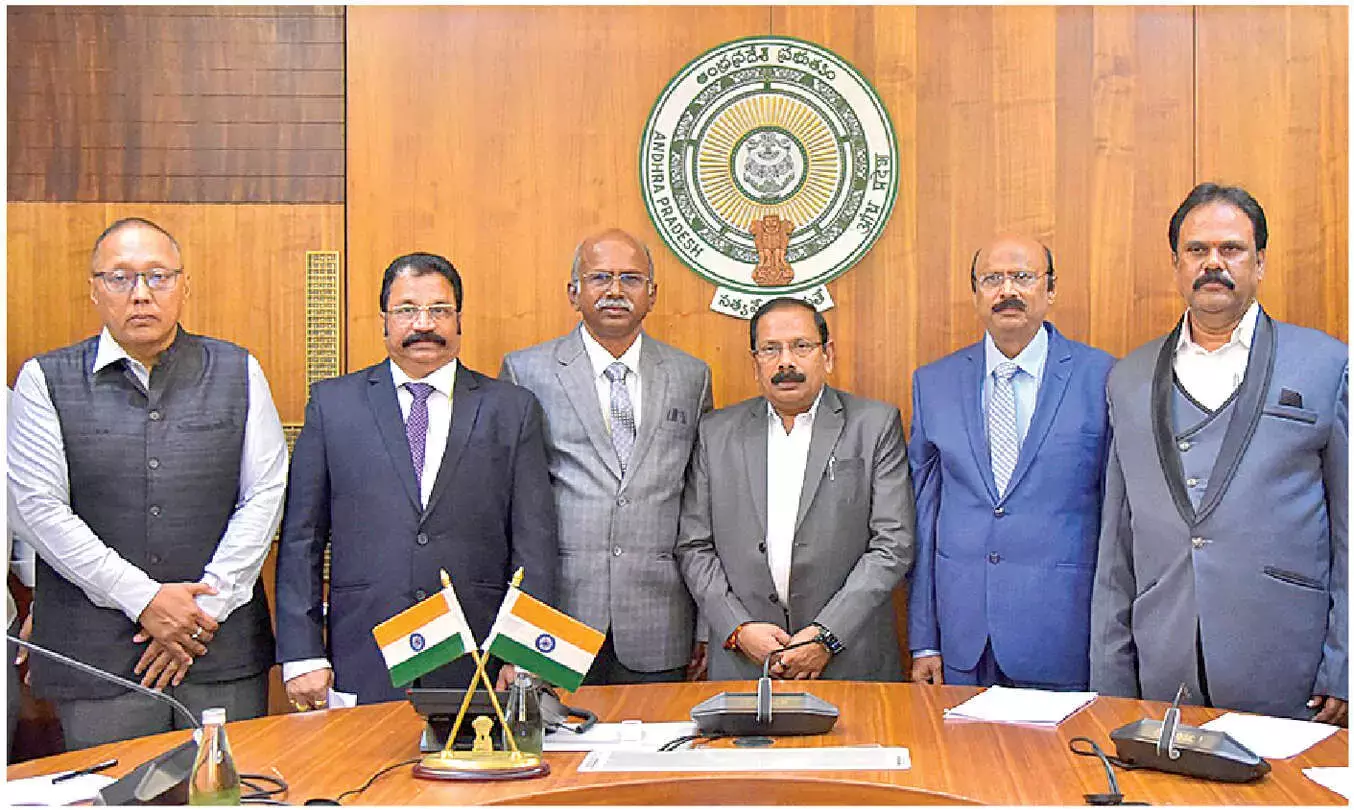 Andhra: CS ने नए RTI कमिश्नरों को शपथ दिलाई Andhra: CS ने नए RTI कमिश्नरों को शपथ दिलाई