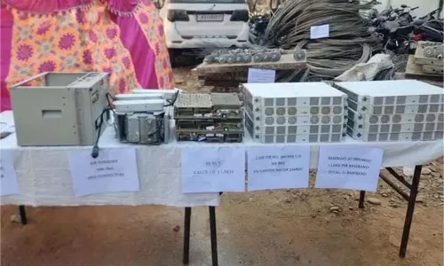 Jammu-Kashmir: पुलिस की सफलता, चोरी का सामान सहित चोर गिरफ्तार Jammu-Kashmir: पुलिस की सफलता, चोरी का सामान सहित चोर गिरफ्तार
