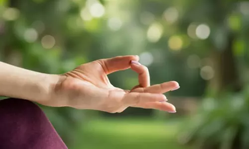 छोटी-छोटी बातों पर आता है तेज गुस्सा? ज्ञान मुद्रा से पाएं मन की शांति