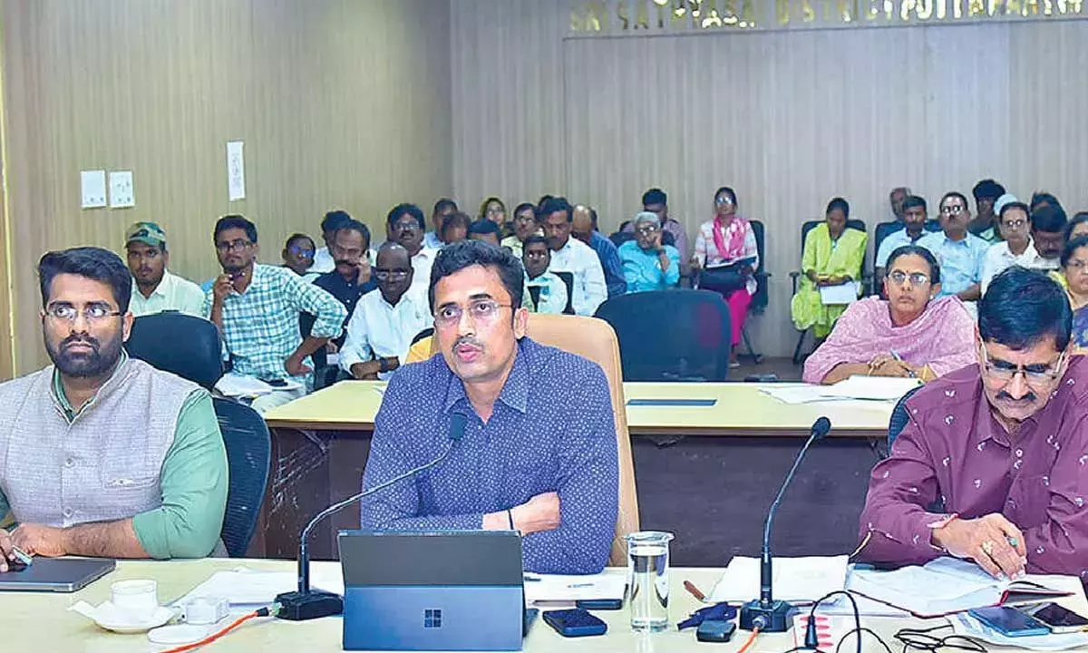 Collector ने अधिकारियों से सार्वजनिक सेवाओं की गति और गुणवत्ता में सुधार करने को कहा