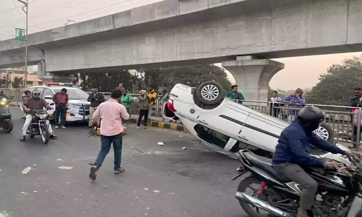 Telangana: बेगमपेट फ्लाईओवर पर कार पलटी, चार लोग घायल Telangana: बेगमपेट फ्लाईओवर पर कार पलटी, चार लोग घायल