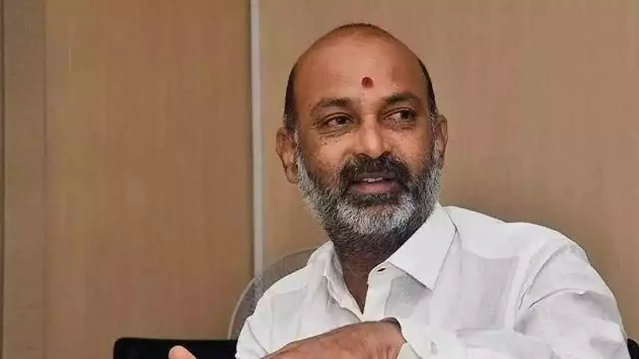 Bandi Sanjay ने फोन टैपिंग जांच में देरी को लेकर कांग्रेस पर निशाना साधा Bandi Sanjay ने फोन टैपिंग जांच में देरी को लेकर कांग्रेस पर निशाना साधा