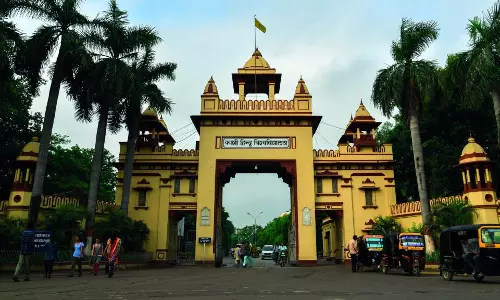 Varanasi: काशी हिंदू विश्वविद्यालय के प्रो. को बौद्ध संस्कृति में योगदान के लिए सम्मान