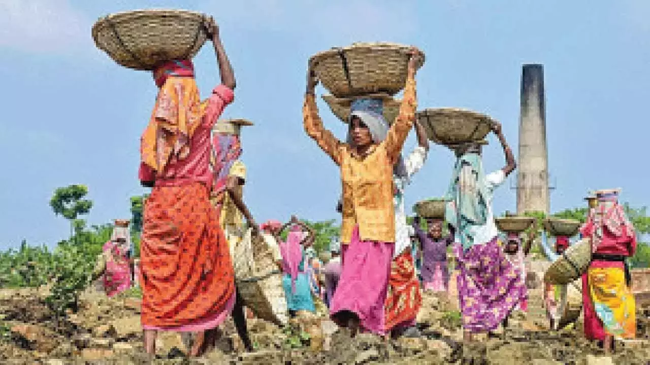 राहुल ने मोदी पर MNREGA को कमजोर करने का आरोप लगाया राहुल ने मोदी पर MNREGA को कमजोर करने का आरोप लगाया