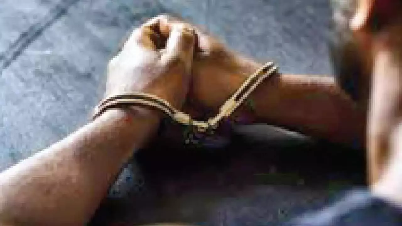 India: आर्थिक तंगी के कारण माता-पिता, पत्नी और बेटी की हत्या के आरोप में व्यक्ति गिरफ्तार