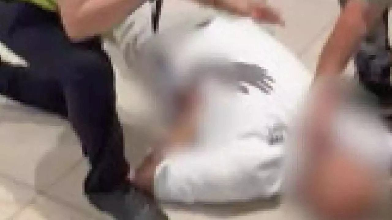 दोस्त का यौन उत्पीड़न करने के आरोप में ट्यूटर को चाकू मारने के आरोप में किशोर Arrested दोस्त का यौन उत्पीड़न करने के आरोप में ट्यूटर को चाकू मारने के आरोप में किशोर Arrested