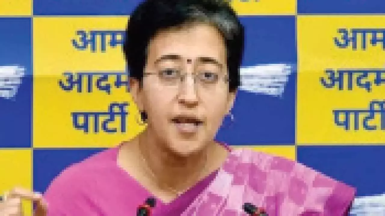 आतिशी ने मारे गए RWA अध्यक्ष के परिवार से मुलाकात की आतिशी ने मारे गए RWA अध्यक्ष के परिवार से मुलाकात की